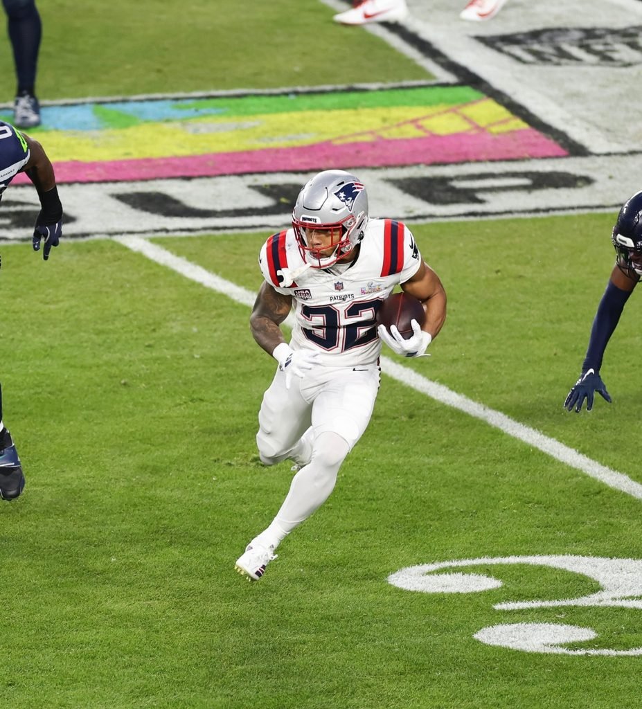 TreVeyon Henderson no jugará ante Seahawks; Patriots confirma su baja