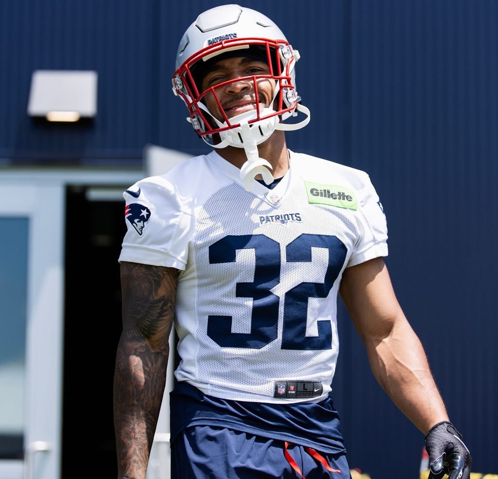 ¿Por qué no juega TreVeyon Henderson? Patriots confirma su baja ante Seahawks