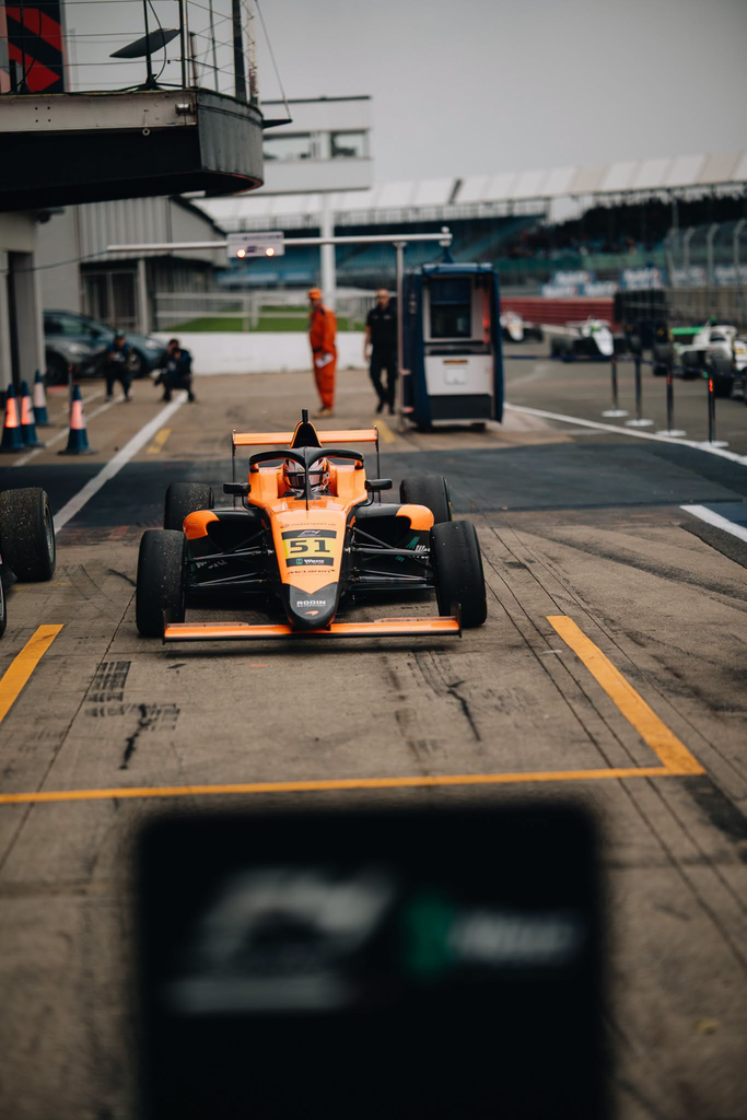 F1: Russell gana en Azerbaiyán y Checo Pérez remonta seis posiciones