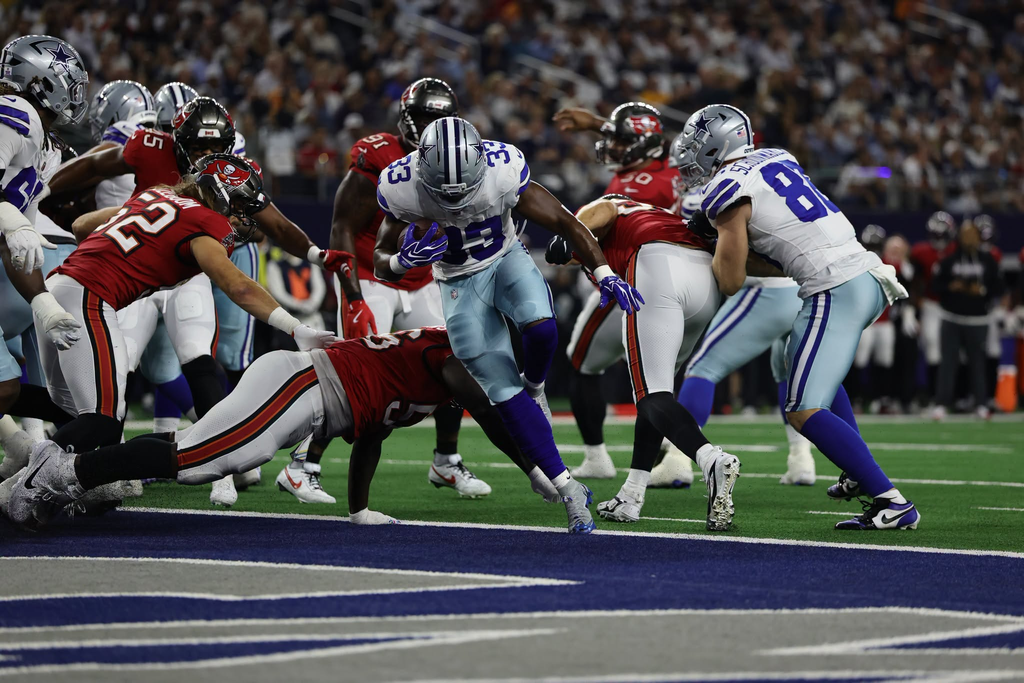 Dallas Cowboys intenta avanzar entre la defensa de los Tampa Bay Buccaneers durante el encuentro de la Semana 5 de la NFL 2026, en el AT&T Stadium. Dallas perdió 24-16.