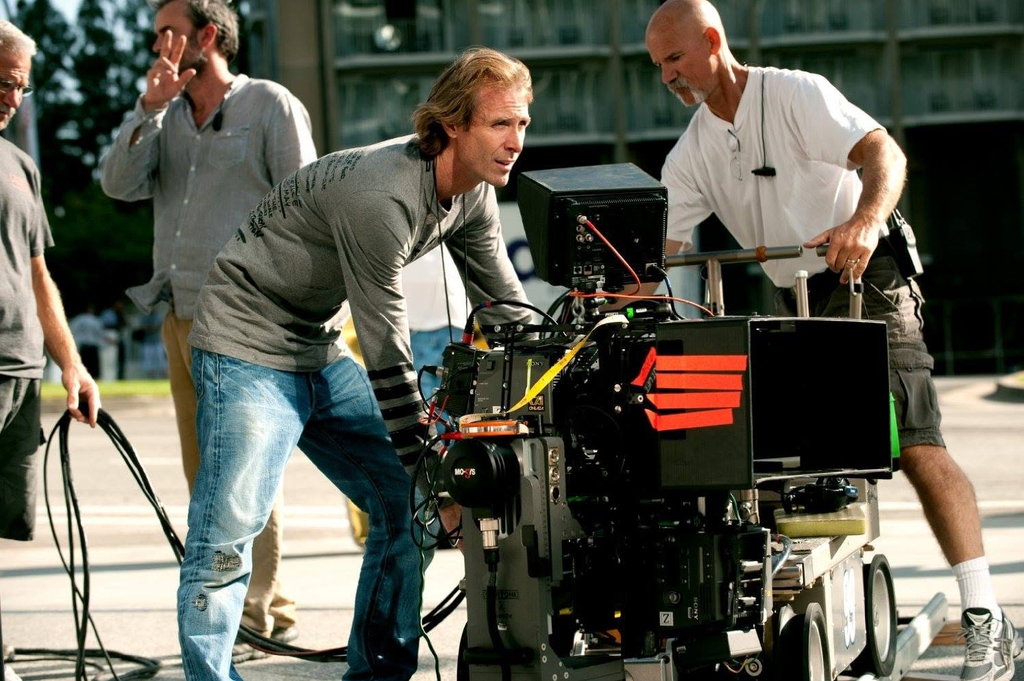 Michael Bay dirigiendo Transformers